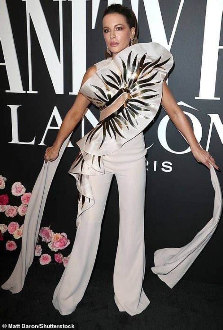 Designer darling:&nbsp;Beckinsale hit the red carpet in a light beige Georges Chakra sleeveless jumpsuit with a stunning asymmetrical sculptural bodice with eye-catching gold leaf detailing